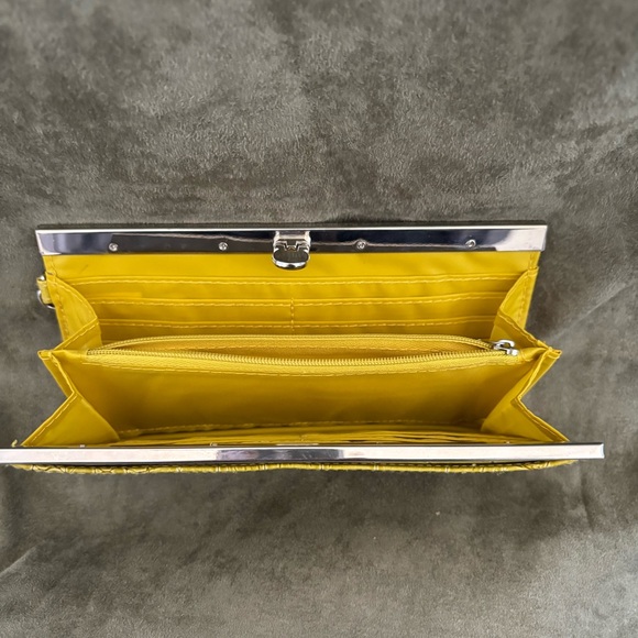 FAUX CROC Chartreuse Clutch Wallet w/ Wristlet Strap Multi-Compartments w/ Zip - Picture 10 of 16